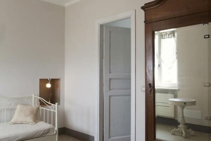 Room 10 of 32
