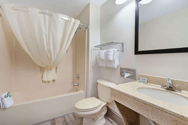 2 Queen Beds High Speed Internet Accessible Microwave and Refrigerator, Coffee Maker Iron and Ironing Board Hairdryer Full Breakfast (4 of 11)