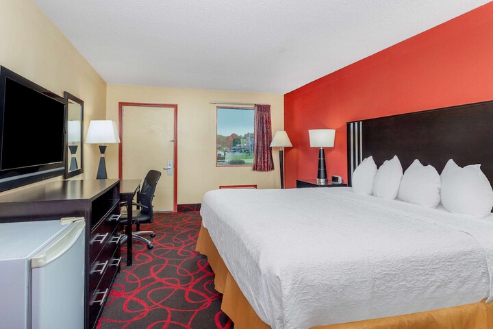 1 King Bed (4 of 16)
