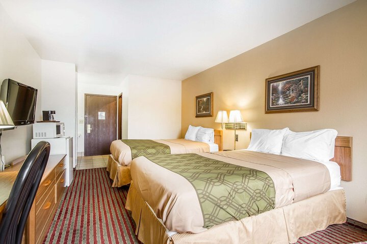 2 Queen Beds (9 of 12)