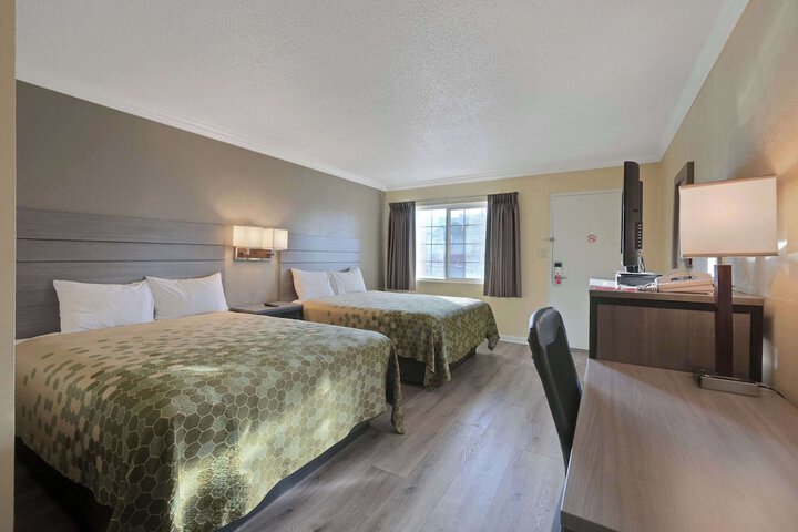 1 Queen Bed (10 of 24)
