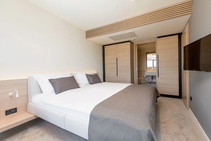 Room 4 of 52