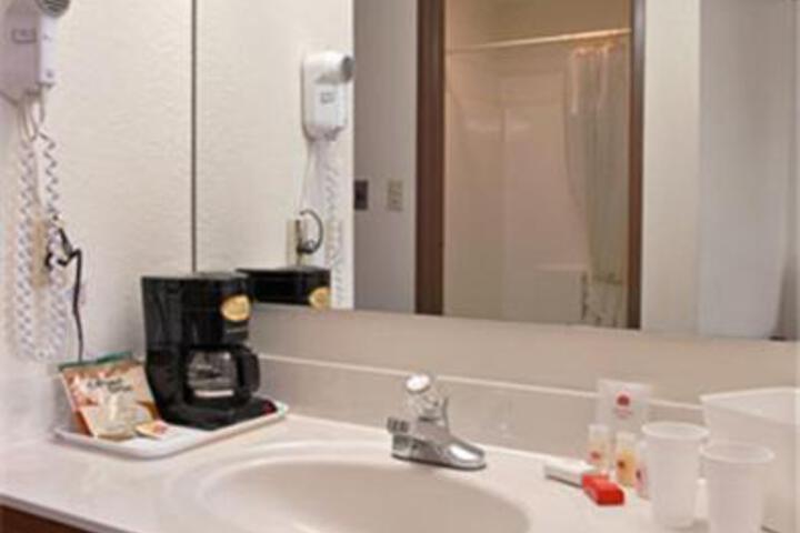 1 Queen Bed Accessible (2 of 5)