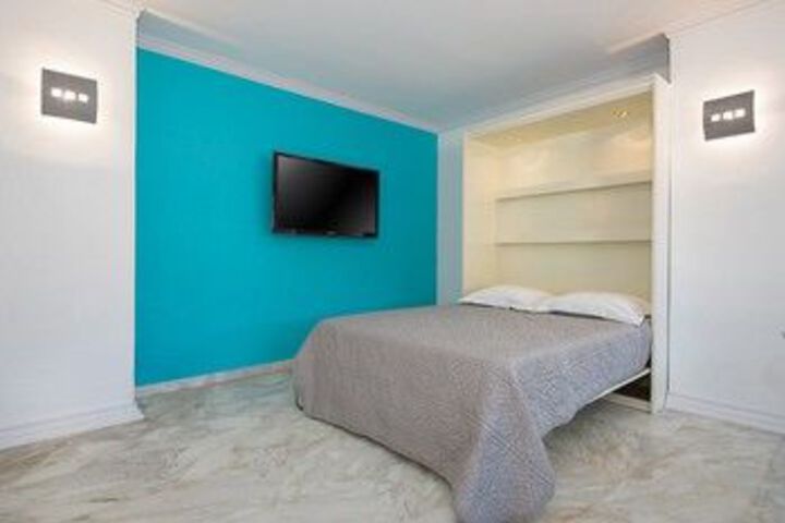 Room 9 of 11