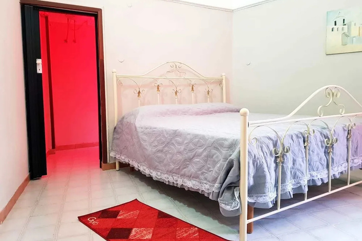 Room 4 of 18