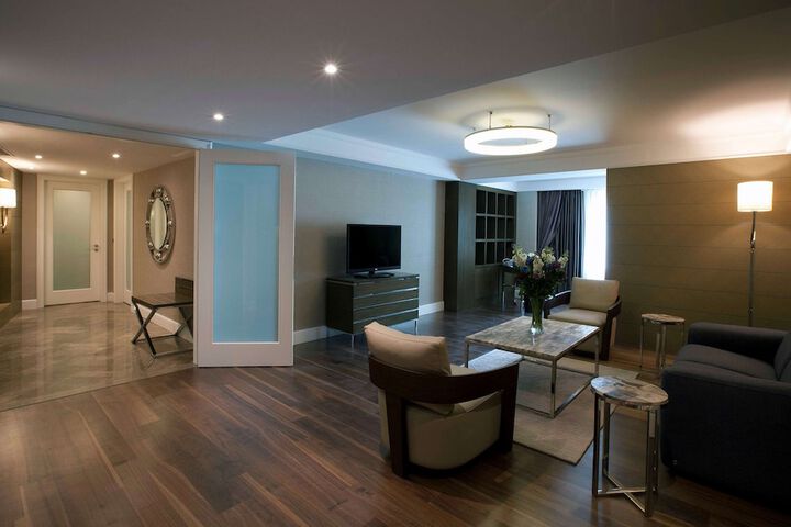 Lounge 87 of 126