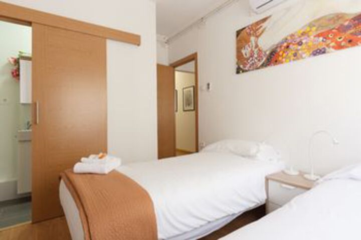 Room 13 of 40