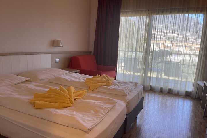 Room 8 of 77