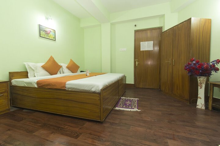 Room 4 of 9