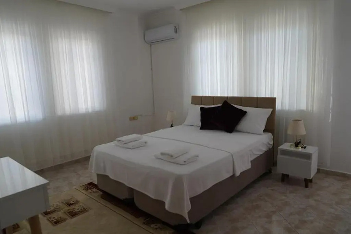 Room 5 of 10