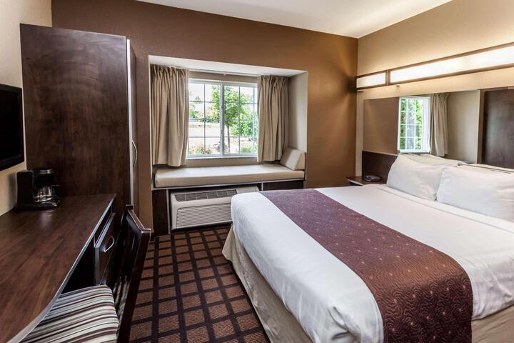 1 Queen Bed (15 of 16)