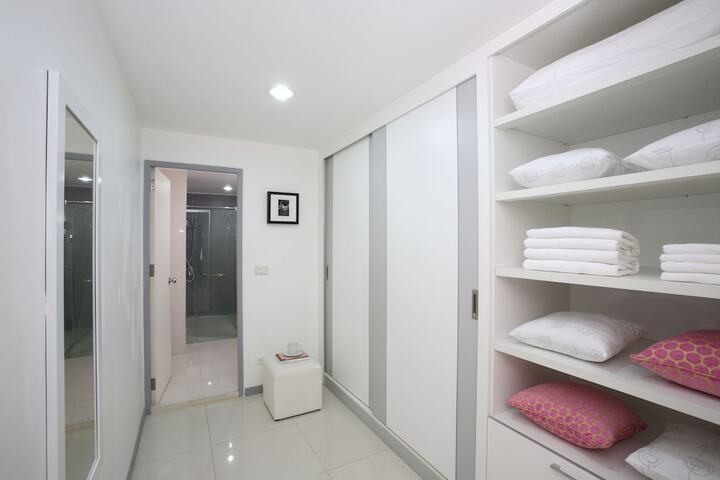 Room 9 of 11