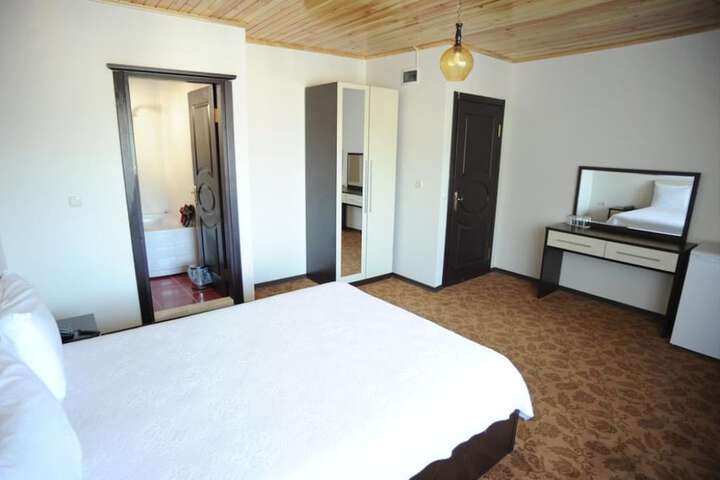 Room 4 of 14