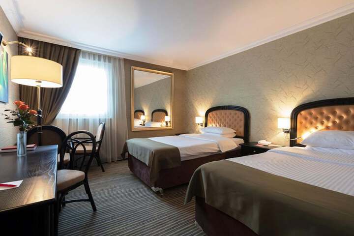 Room 12 of 90