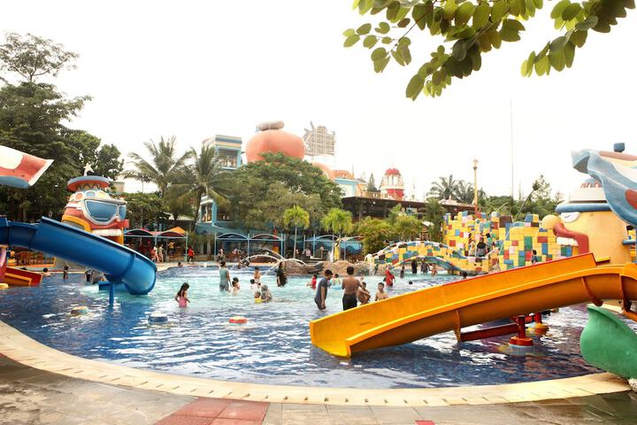 Hotel Pool