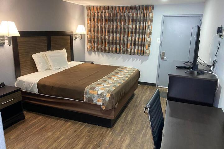 Business King Bed (8 of 9)