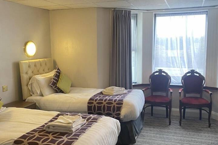 Room 34 of 102