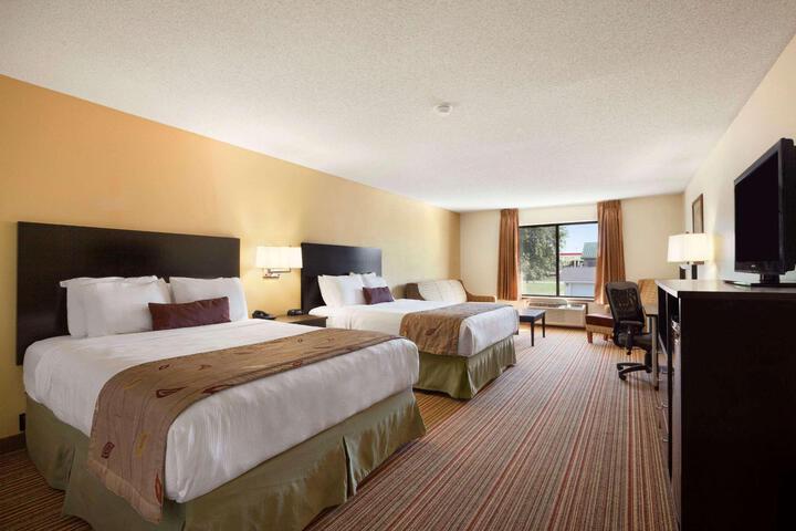 2 Queen Beds (5 of 7)
