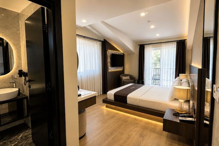 Room 32 of 76