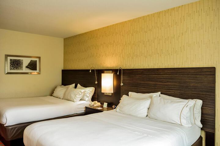 1 Queen Bed (4 of 4)