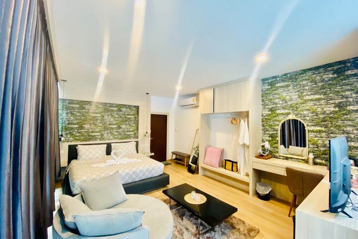 Room 4 of 8