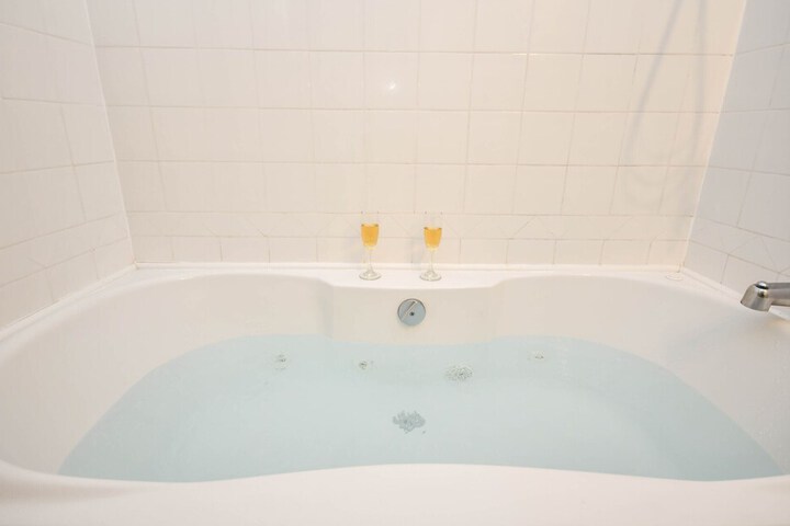 Indoor spa tub
