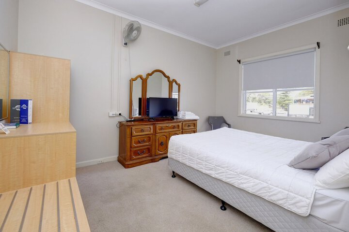Room 6 of 38