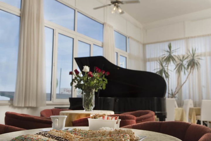 Lobby lounge