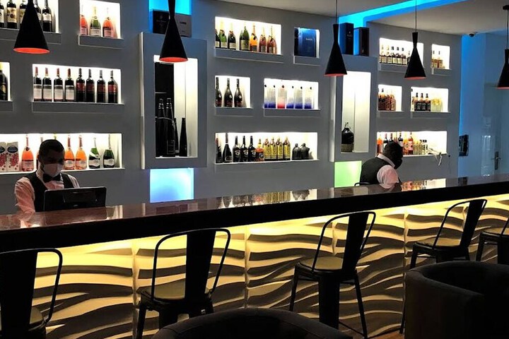 Lounge 20 of 22