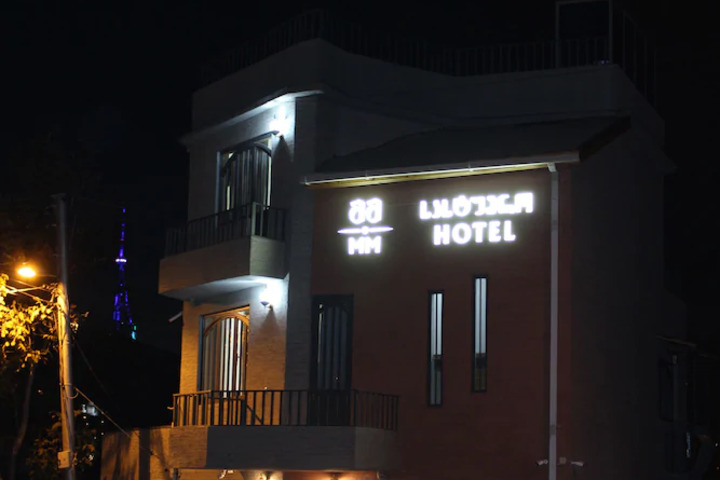 M & M HOTEL