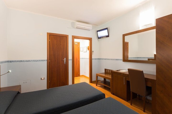 Room 6 of 67