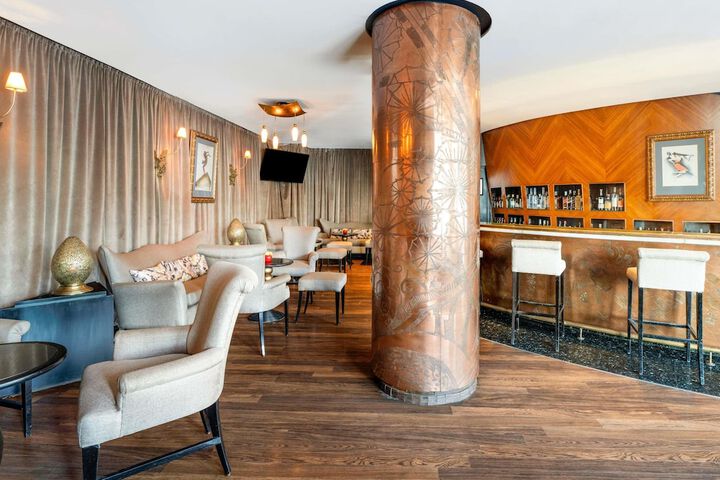 Lounge 98 of 129