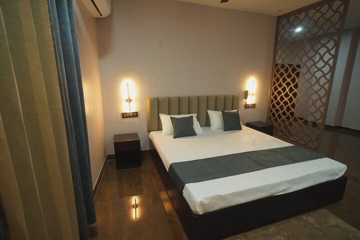 Room 13 of 27