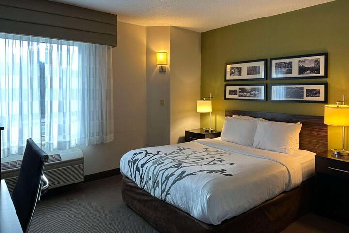 2 Queen Beds (11 of 15)
