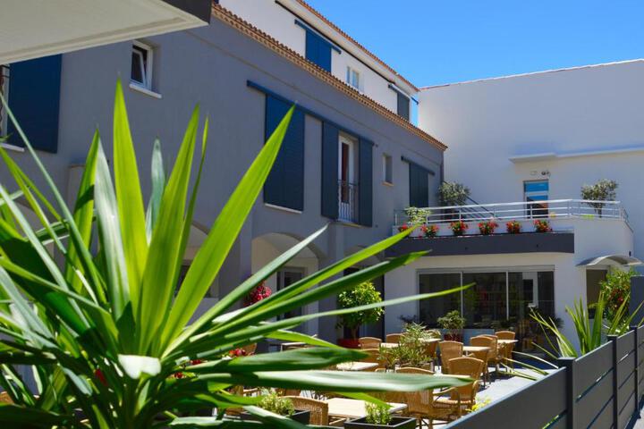 Exterior of Hotel Les Acacias