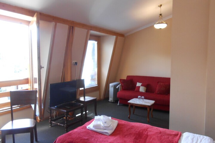Room 7 of 33