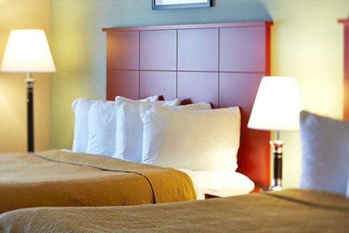 2 Queen Beds (12 of 18)