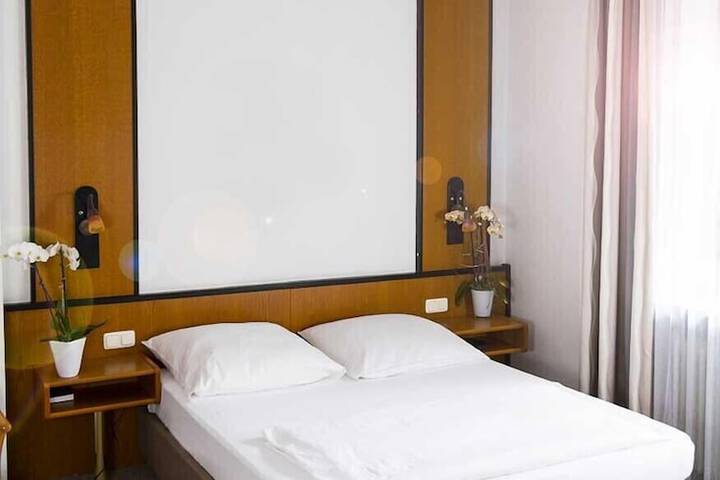 Room 4 of 7