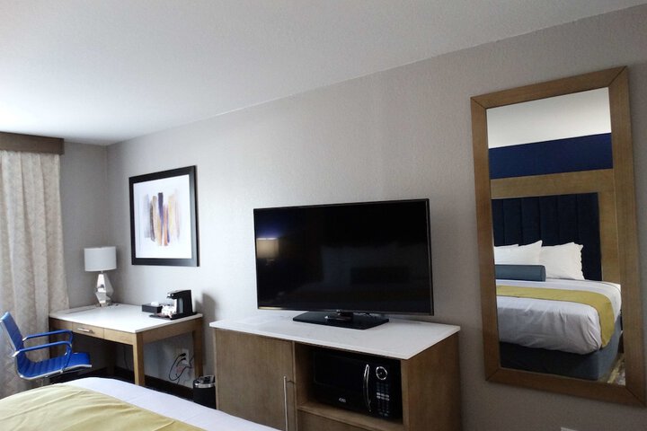1 King Bed Microwave, Refrigerator High Speed Internet Accessible Full Breakfast (14 of 15)
