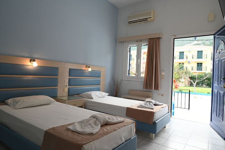Room 8 of 105