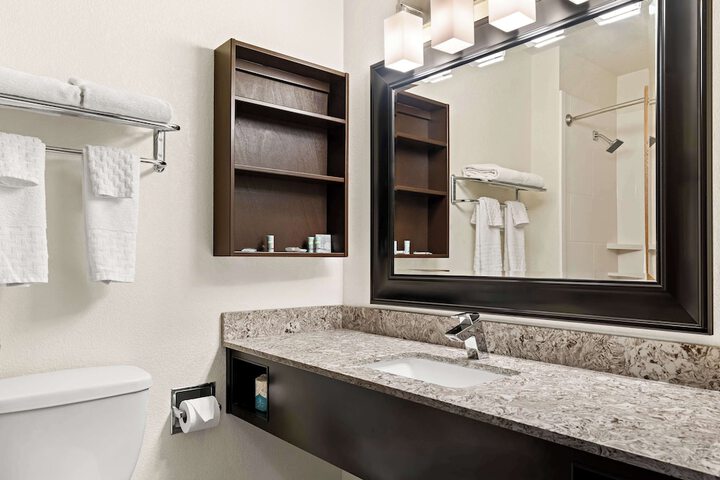1 Queen Bed Recliner High Speed Internet Accessible Microwave and Refrigerator, Coffee Maker, Hairdryer Continental Breakfast (9 of 13)