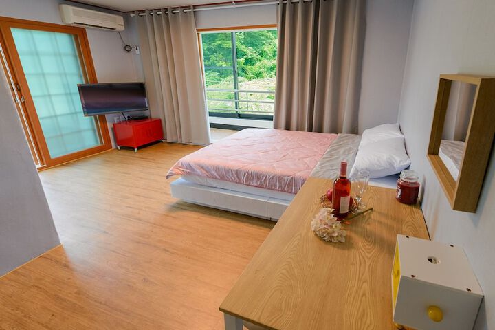 Room 18 of 102