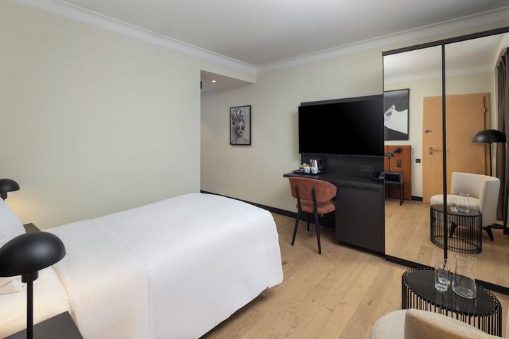 Room 18 of 83