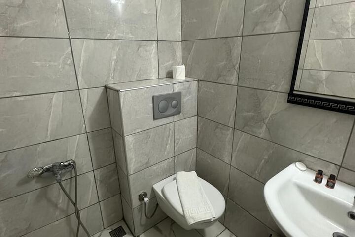 Room 10 of 13
