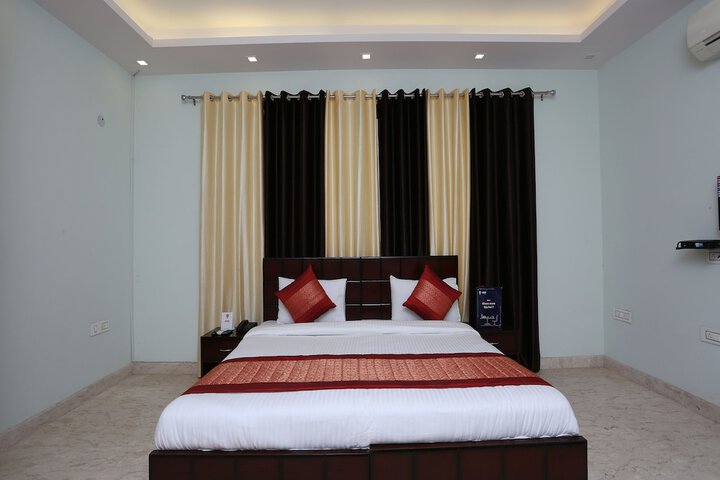 Room 10 of 16