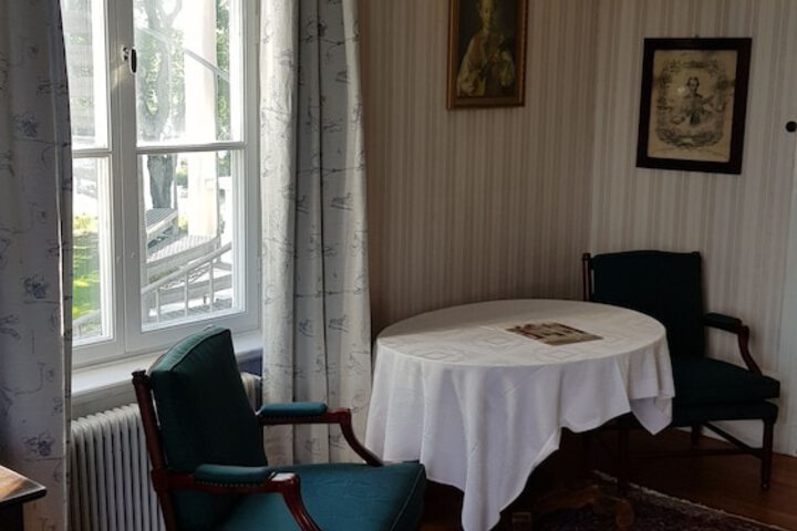 Room 13 of 33
