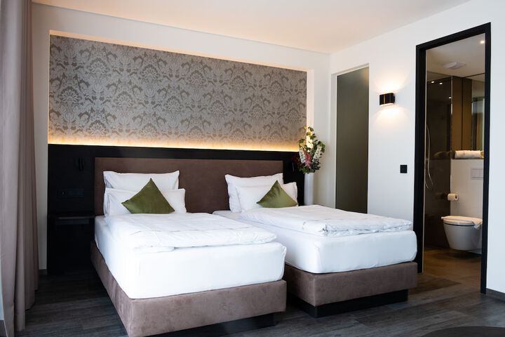 Room 7 of 33