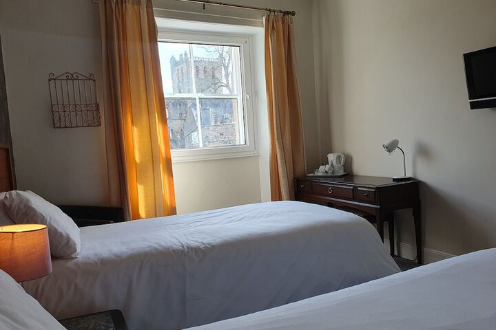 Room 7 of 18