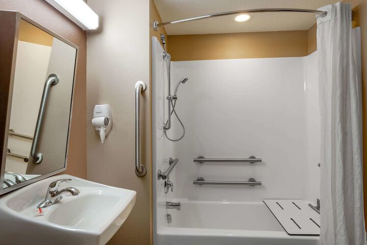 1 Queen Bed Accessible Room (17 of 19)