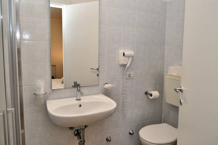 Room 16 of 32